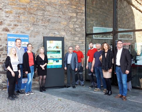 Offizielle Übergabe eines Outdoor-Infoterminals vor der Stadthalle Lahnstein